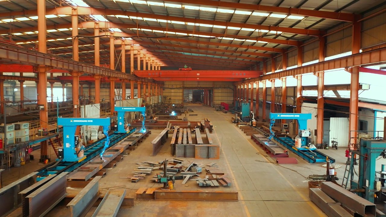 7-axis cantilever welding robot performing welding operation on steel beam